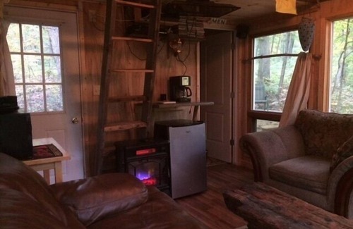 Nauvoo Cabin | Ten Acre Treehouse "Whitetail" Sleeps 2-4