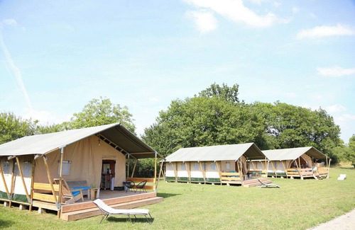 Jayac RV Rental | Tente Safari Équipée, Piscine, Camping Familial, Salle de Bain Privé