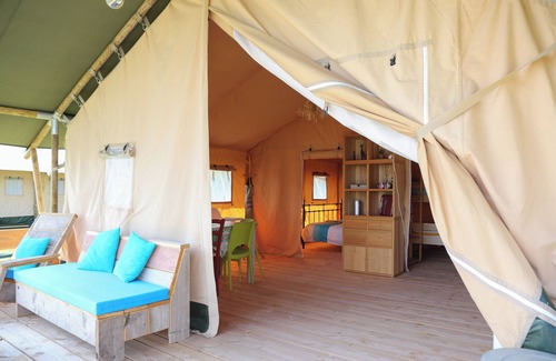 Jayac RV Rental | Tente Safari Équipée, Piscine, Camping Familial, Salle de Bain Privé
