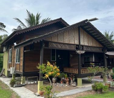 Kuala Kangsar House | Teratak Nurul Kuala Kangsar with swimming pool - no pork or alcohol