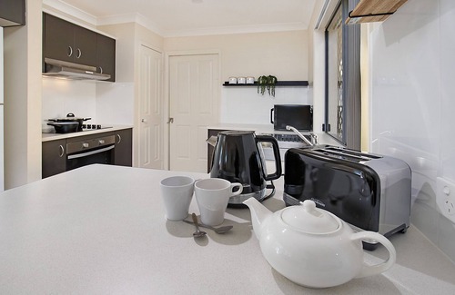 Eight Mile Plains House | Terbium Sanctuary: Centrally located to shopping, good food and parks
