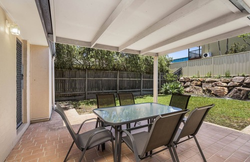 Eight Mile Plains House | Terbium Sanctuary: Centrally located to shopping, good food and parks