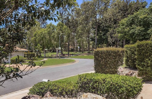 Eight Mile Plains House | Terbium Sanctuary: Centrally located to shopping, good food and parks