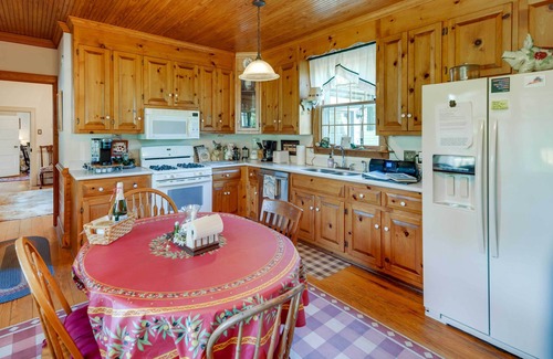 Midlothian House | Terre Haute Manor Farmhouse w/Gardens & Deck!