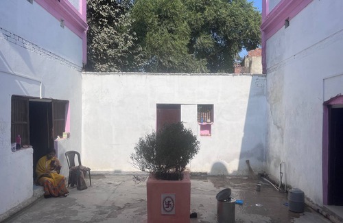 Jhusi House | Terrific bungalow walking distance from Kumbh Mela and Ghats Family friendly