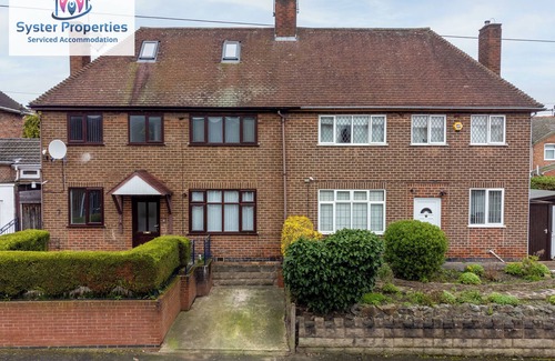 Leicester House | Tetuan House - Large home for family | Groups | Work - Sleeps 13