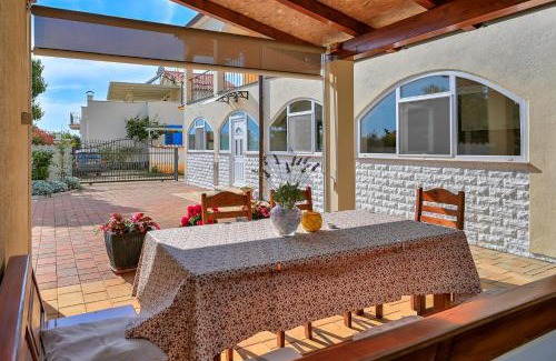 Peroj Apartment | Teuta commodious apartment at the beach