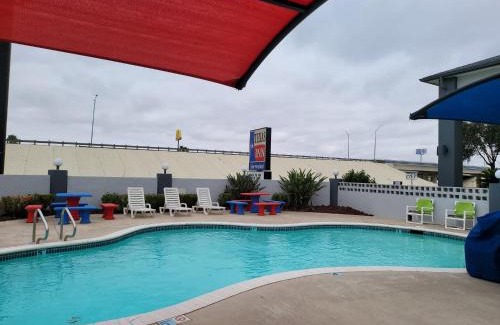 Raymondville Hotel | Texas Inn and Suites Raymondville