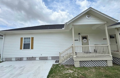 Nederland House | Texas Spindletop 3BR 2BA Home