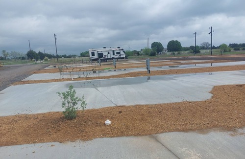 Gordonville RV Rental | Texoma Rv Ranch, 1 mile from Texoma, garden, orchard, concrete pads!