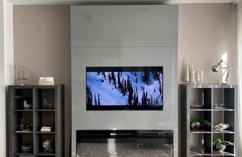 Sands End Apartment | Thames riverside apartment in London