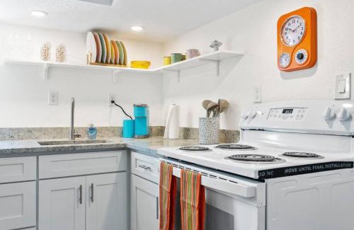 Seminole Heights Apartment | That 70’s Themed Apt Close to Coffee, Food + Shops