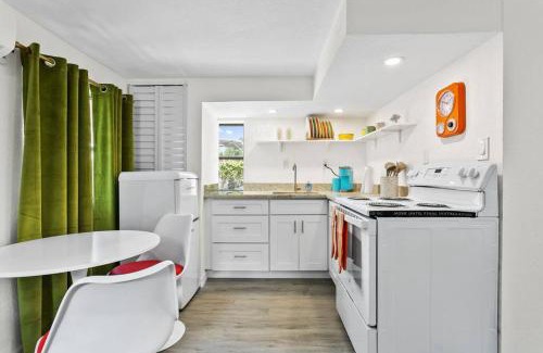 Seminole Heights Apartment | That 70’s Themed Apt Close to Coffee, Food + Shops