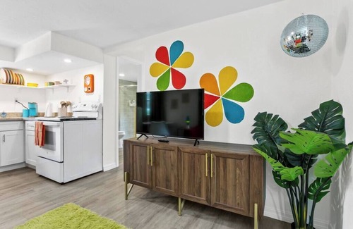 Seminole Heights Apartment | That 70s Themed Apt Close to Coffee, Food and Shops