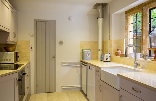 Great Tew Cottage | Thatch on the Green - Beautiful cottage near Soho Farmhouse. Pet friendly.