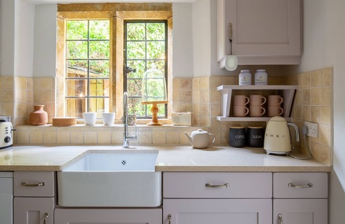 Great Tew Cottage | Thatch on the Green - Beautiful cottage near Soho Farmhouse. Pet friendly.