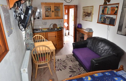 Shiplake House | thatched 2 person cottage with double bed