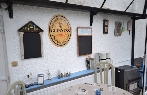 Shiplake House | thatched 2 person cottage with double bed