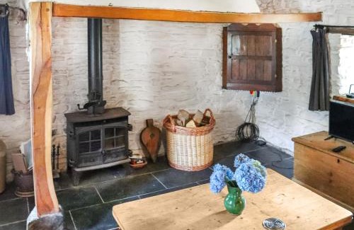 Llanybydder House | Thatched Cottage - Uk50261