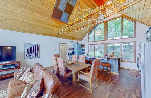 Paw Paw House | The 711 Lake House
