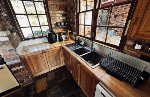 Yarra Glen Villa | The Arkadia - Scenic Villa with Pool and Basketball Court
