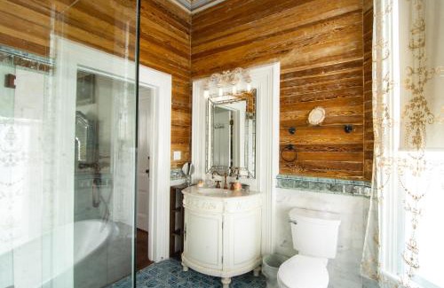 Historic Seaport Bed & Breakfast | The Artist House