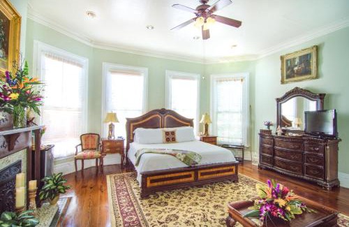 Historic Seaport Bed & Breakfast | The Artist House