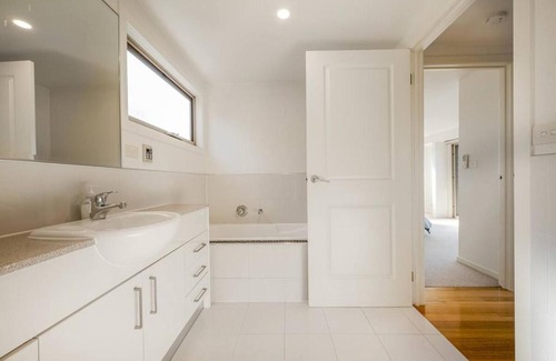 Avondale Heights House | The Avondale Hideaway Space, Style & Serenity