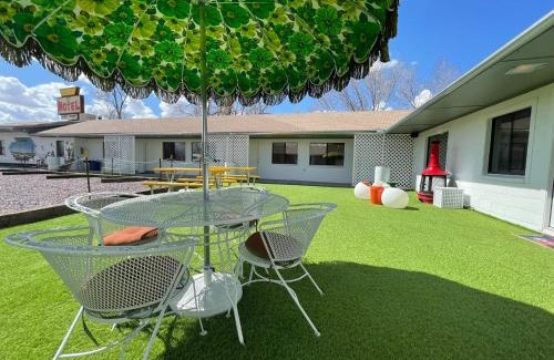 Seligman Hotel | The Aztec Motel & Creative Space