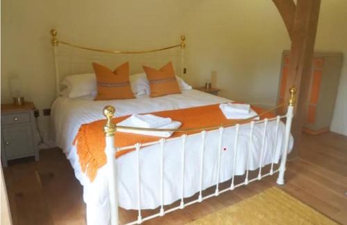 Alton Barnes Hotel | The Barge Inn, Honeystreet