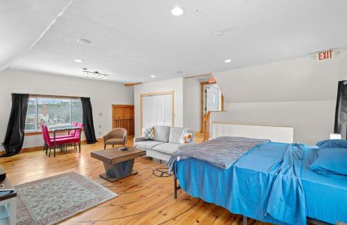 Pittsfield House | The Barn - Pet Friendly and Lake View