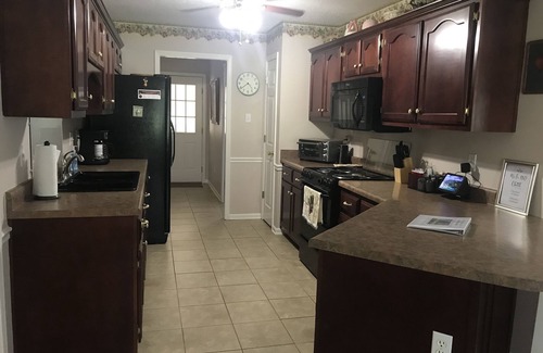 Oakland House | “The Bartholomew” 3 Bed 2 Bath King Suite with Jacuzzi Tub.