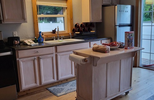 Vilas Cottage | The Bean Cottage. Less than five miles to downtown Boone. Easy access.