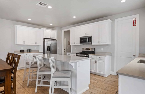 Washington House | The Bend at Paseos: Dog Friendly, Hot Tub, Playstation