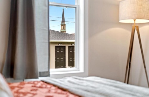 Fifth Ward Apartment | The Bentley Condotel in Historic Walker’s Point w/ Garage + Yard