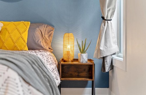 Fifth Ward Apartment | The Bentley Condotel in Historic Walker’s Point w/ Garage + Yard