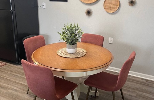 Hamilton Apartment | The Bernice - Entire 2 Bedroom Apt in Quilt Town, USA