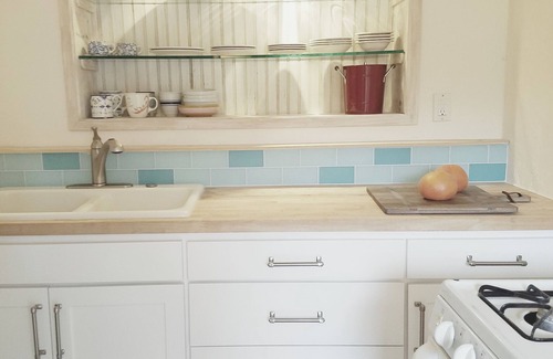 Summerland House | THE BEST LOCATION-HUGE YARD and PRIVATE COTTAGE- PALM COTTAGE -SUMMERLA