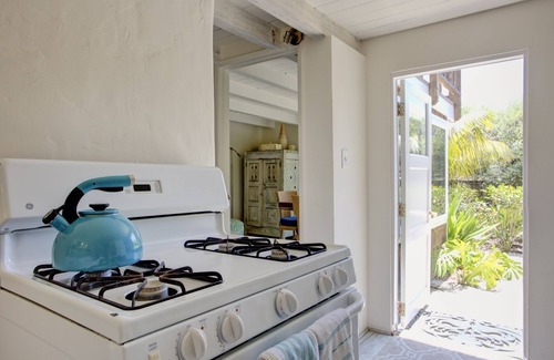 Summerland House | THE BEST LOCATION-HUGE YARD and PRIVATE COTTAGE- PALM COTTAGE -SUMMERLA