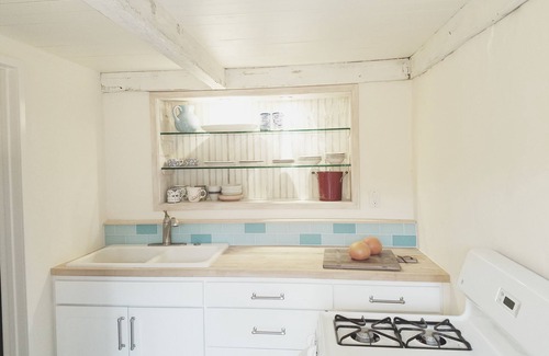 Summerland House | THE BEST LOCATION-HUGE YARD and PRIVATE COTTAGE- PALM COTTAGE -SUMMERLA