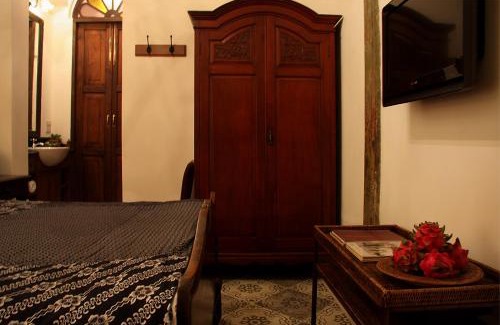 San Chao Pho Suea Bed & Breakfast | The Bhuthorn Bed & Breakfast