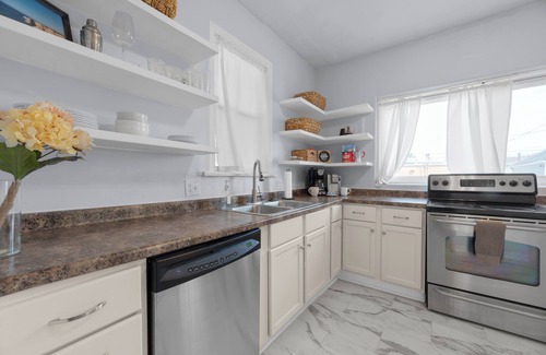 Old North Columbus House | The Big Blue House—5BR w/New Kitchens & Bathrooms