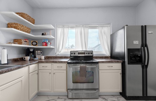 Old North Columbus House | The Big Blue House—5BR w/New Kitchens & Bathrooms