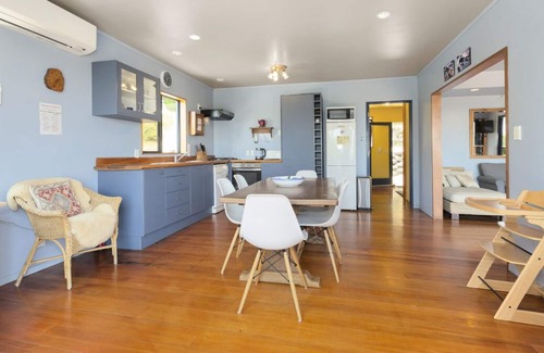 Raglan Cottage | The Big Round Window - Raglan Holiday Home