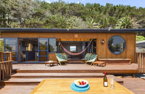 Raglan Cottage | The Big Round Window - Raglan Holiday Home