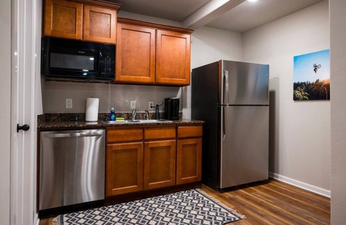 Bentonville Cabin | The Bike Inn #9, Razorback Greenway Cottage Double