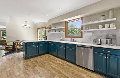 Lucas House | The Billy Pig Lodge – Pool, Hot tub & 7 acres!