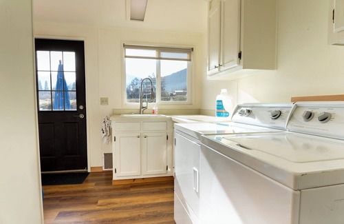 Talent House | The Bird House.Completely updated 4-bedroom country home in Talent. Pet-friendly