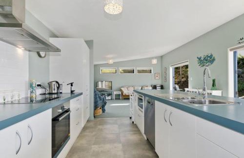 Waipu House | The Blue Cottage with WiFi- Waipu Holiday Home