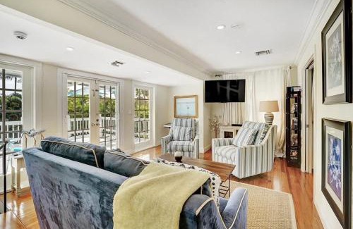 Flamingo Parks House | The Blue Pearl - Soak Up Views from a Scenic Poolside Upper Deck